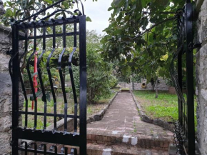 Casa rustica in pietra con camino e ampio giardino